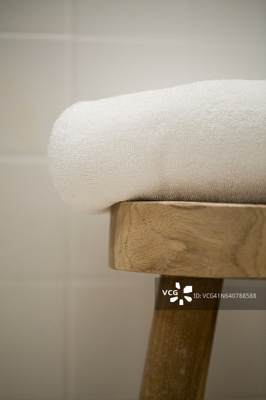 带毛巾的木凳图片素材