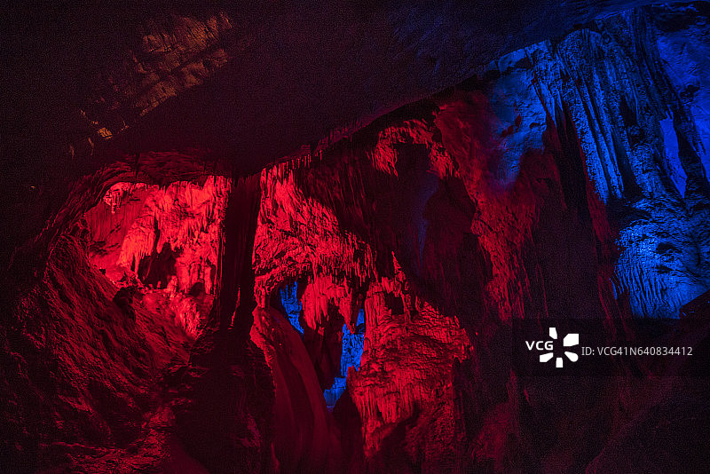 宗古尔达克戈克戈尔洞穴内的彩色照明图片素材