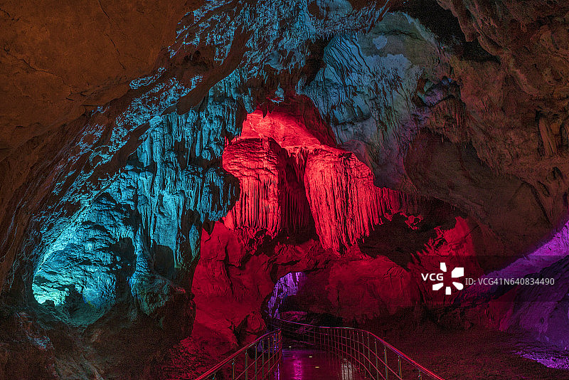 宗古尔达克戈克戈尔洞穴内的彩色照明图片素材