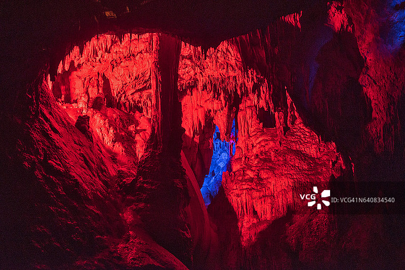 宗古尔达克戈克戈尔洞穴内的彩色照明图片素材