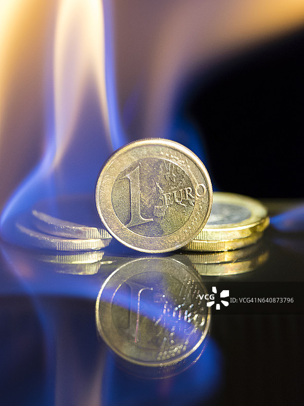 受英国脱欧危机影响燃烧的欧元硬币图片素材