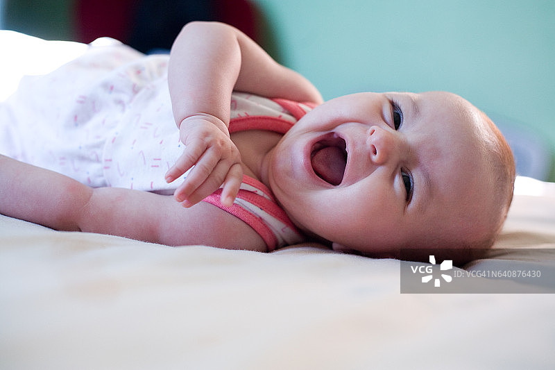 笑的女婴肖像图片素材