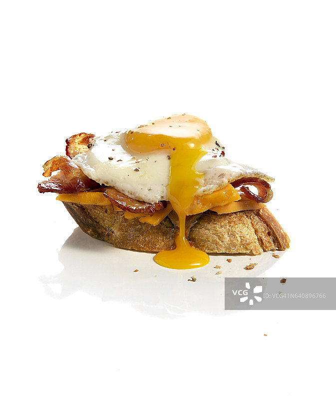 白色背景上的鸡蛋培根三明治图片素材