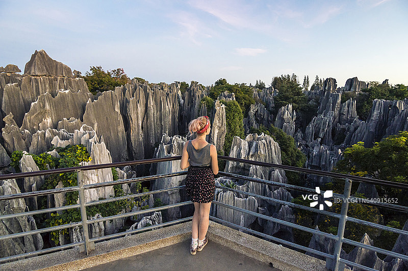 年轻女子欣赏石林美景图片素材