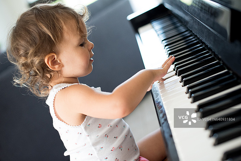 弹钢琴的幼儿图片素材