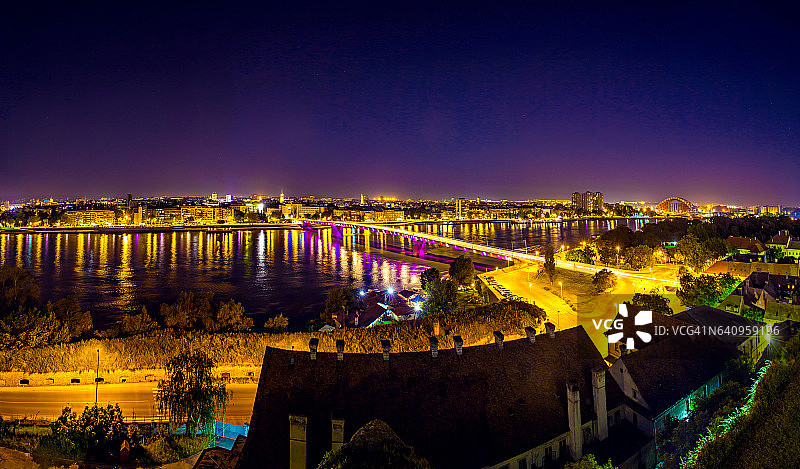 塞尔维亚诺维萨德迷人的城市灯光图片素材