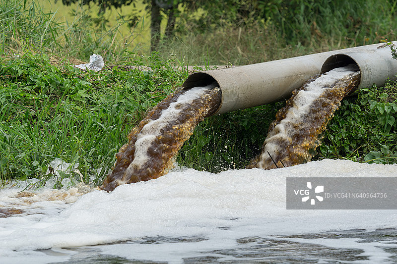 水泵用于稻田农业，从大型管道中强力抽水图片素材