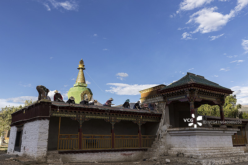 在西藏桑耶寺维修建筑屋顶的工人们图片素材