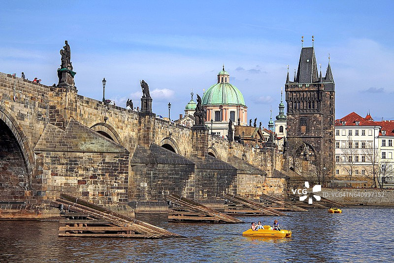 捷克波西米亚中部伏尔塔瓦河与查理大桥图片素材