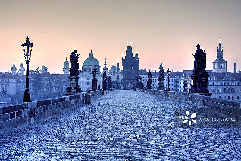 清晨的查理大桥，布拉格，中波西米亚州，捷克共和国图片素材