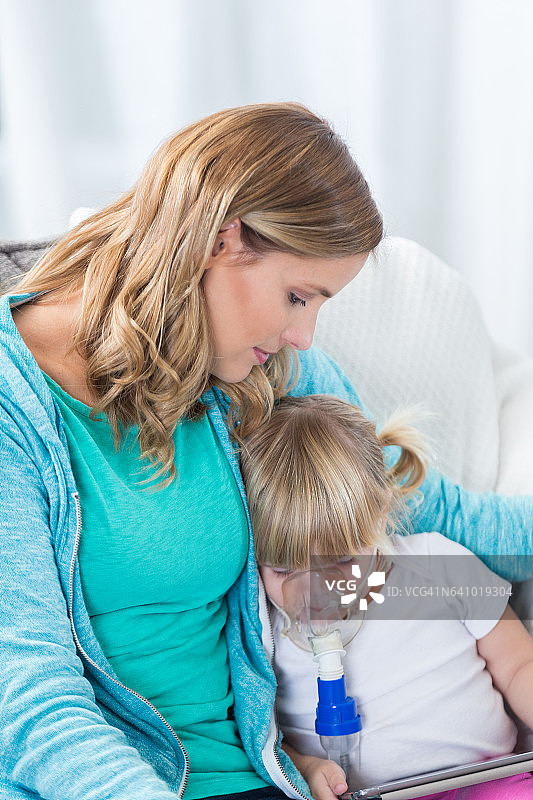 充满爱意的母亲与患有囊性纤维化的女儿拥抱图片素材