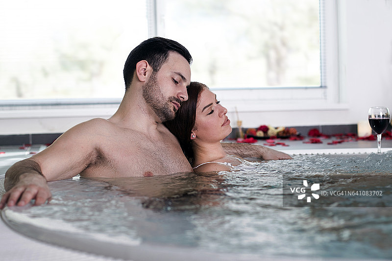 热水浴缸里的情侣图片素材