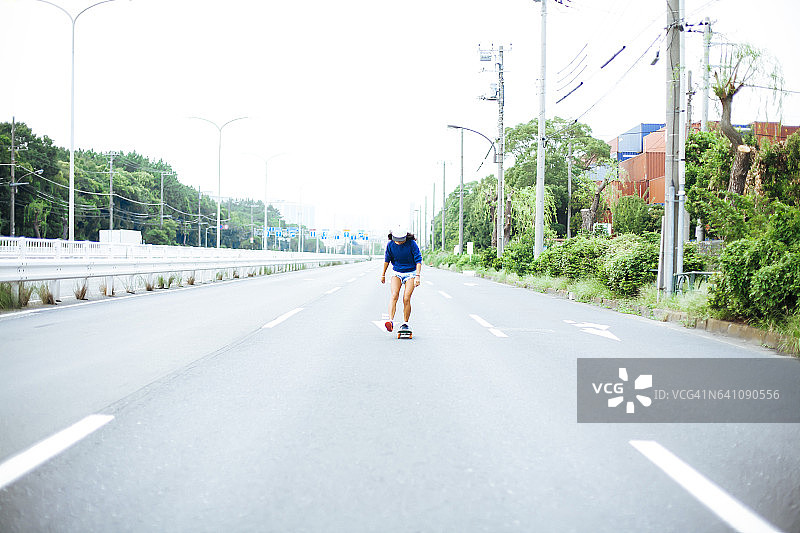 女孩玩滑板图片素材