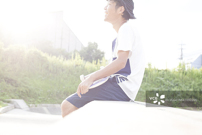 玩滑板的男人图片素材