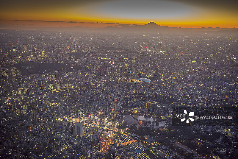 黄昏时分的富士山和东京鸟瞰图图片素材