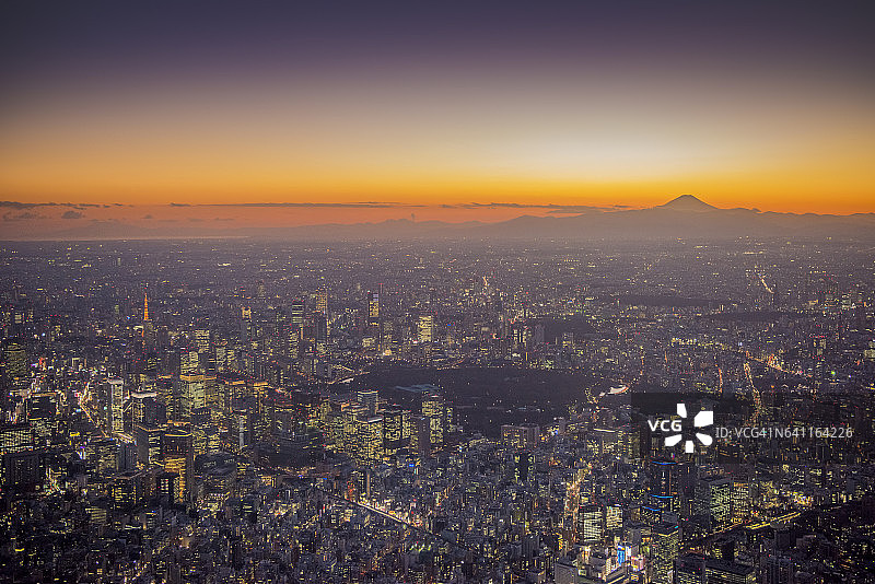 富士山和东京建筑的黄昏航拍图片素材