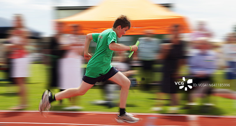 男孩参加赛跑图片素材