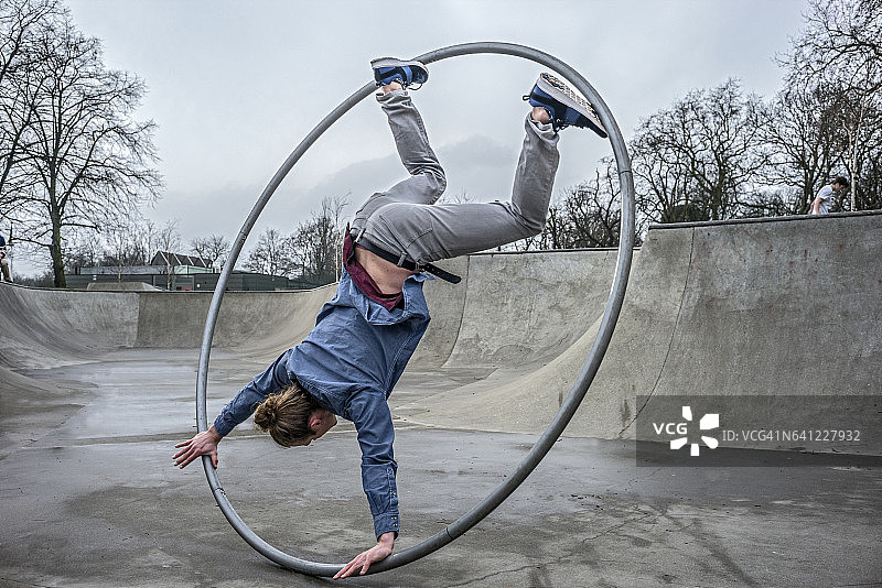 在西尔轮上保持平衡的年轻男人图片素材