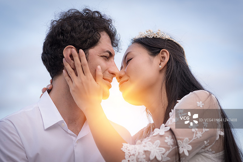 阳光下热恋的情侣亲吻图片素材