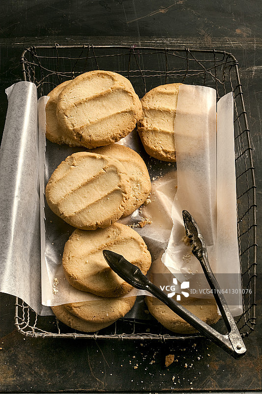 新鲜出炉的花生酱饼干图片素材