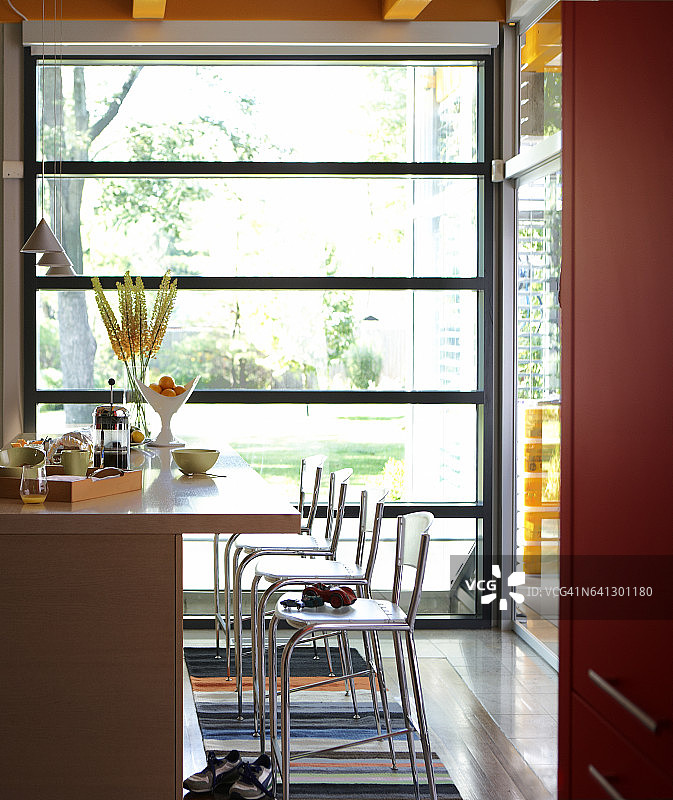 现代橙色厨房中的早餐吧图片素材