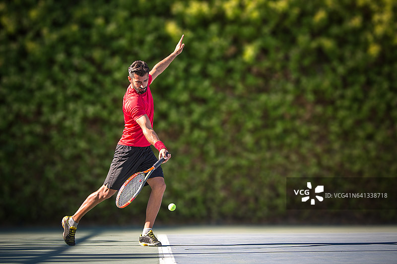 网球运动员截击图片素材