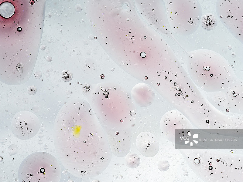 粉白色背景上圆形油滴气泡纹理全景图片素材