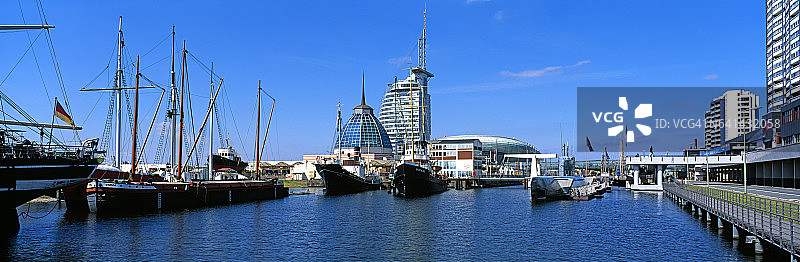 威廉·鲍尔U型潜艇和帆船城市建筑图片素材