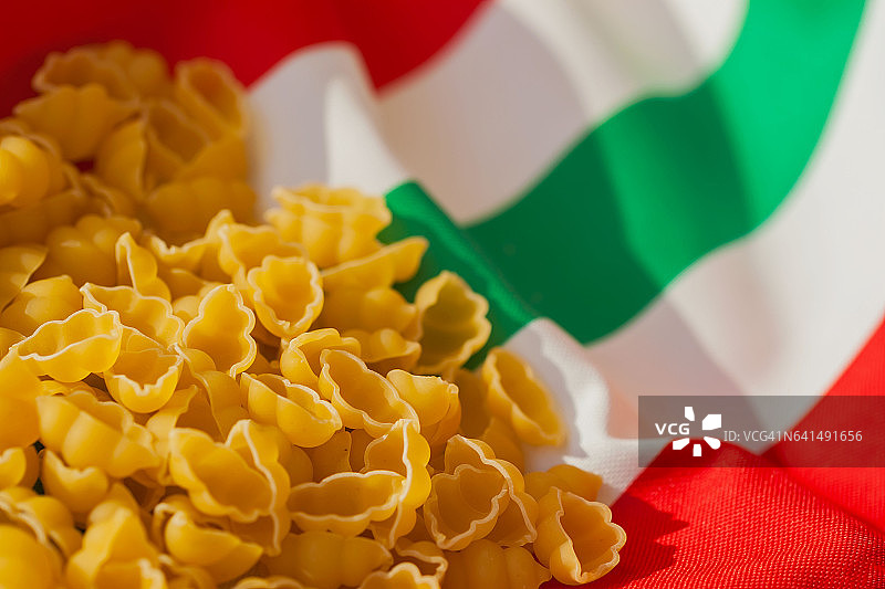 意大利国旗色背景上的干通心粉图片素材