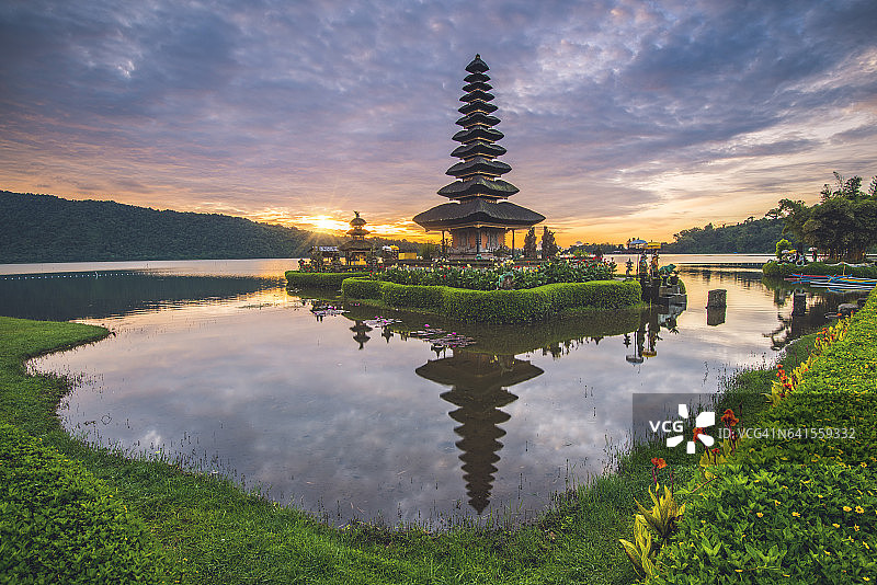 巴厘岛布拉坦湖普拉乌伦达努水神庙图片素材
