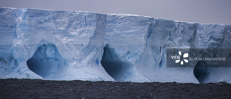 南奥克尼群岛的管状冰山和冰洞图片素材