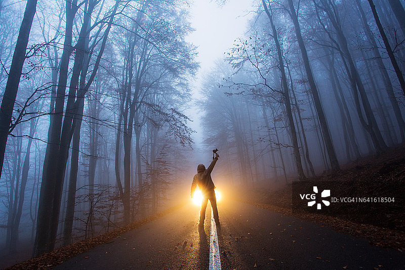 在木头里发光的男人图片素材