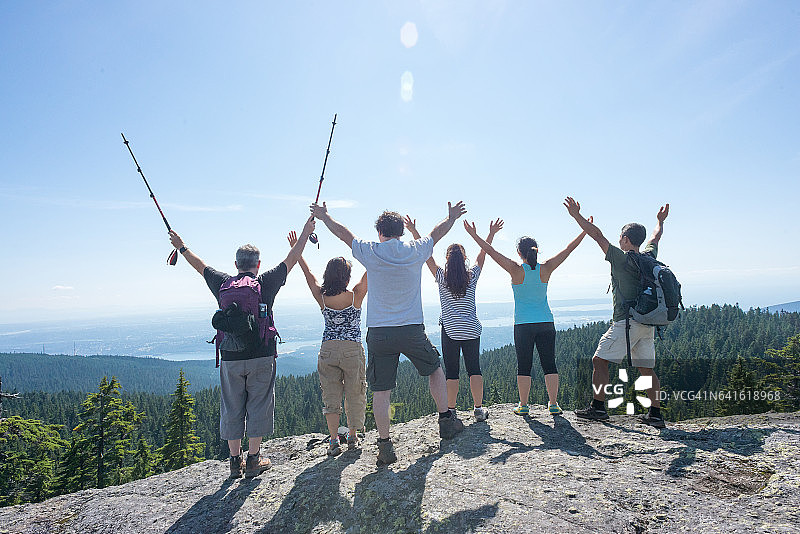张开双臂拥抱自然的远足多民族大家庭图片素材