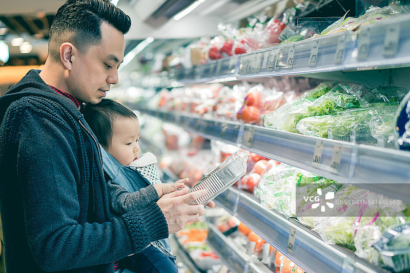 男婴和爸爸一起购物图片素材