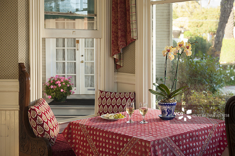 家中的海湾窗户旁的桌子图片素材