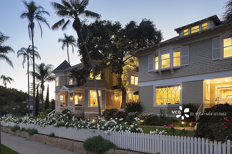 夜晚一排两栋带栅栏的房屋图片素材