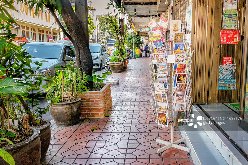 曼谷街头的典型泰国街道与旅行社图片素材