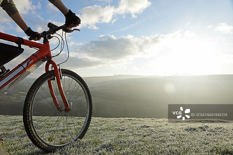 自行车把手和前轮的霜冻景色图片素材