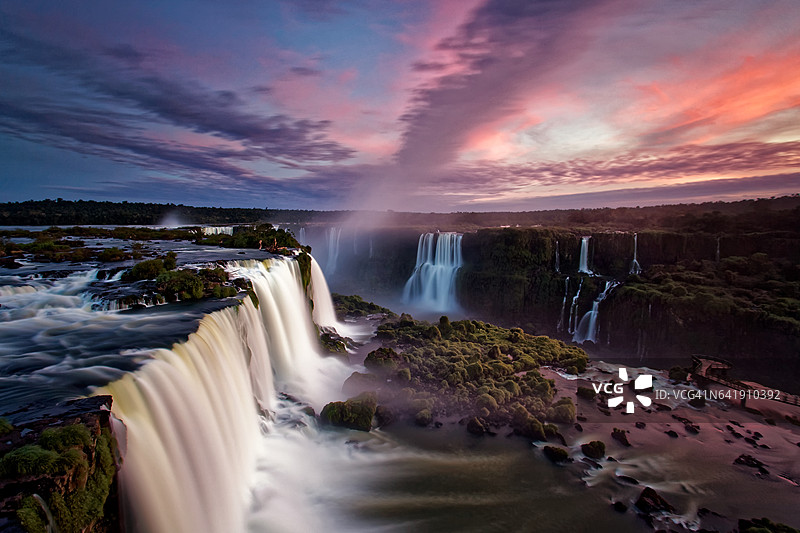巴西伊瓜苏瀑布的黄昏图片素材