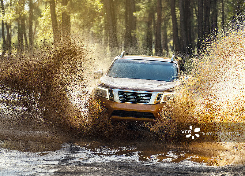 在泥泞水中的越野车图片素材