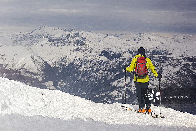 女子滑降滑雪图片素材
