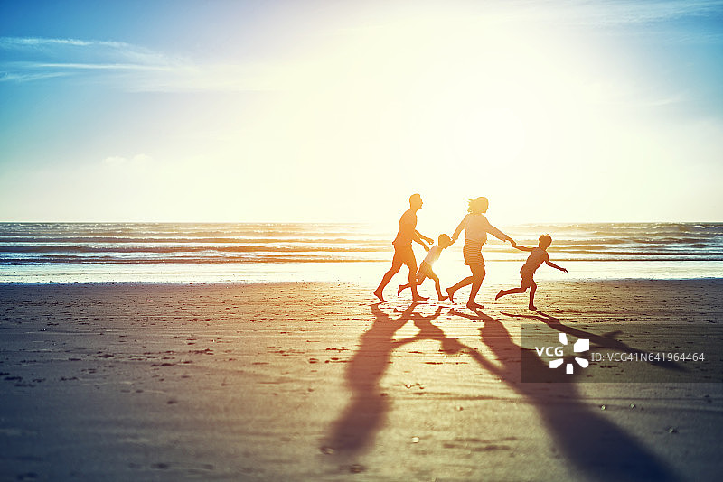 夏日阳光带来家庭乐趣图片素材