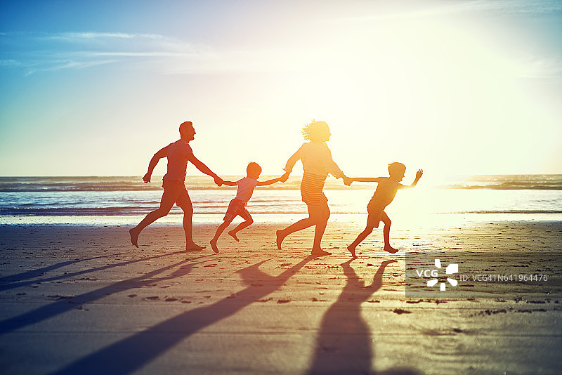 手牵手走过沙滩图片素材