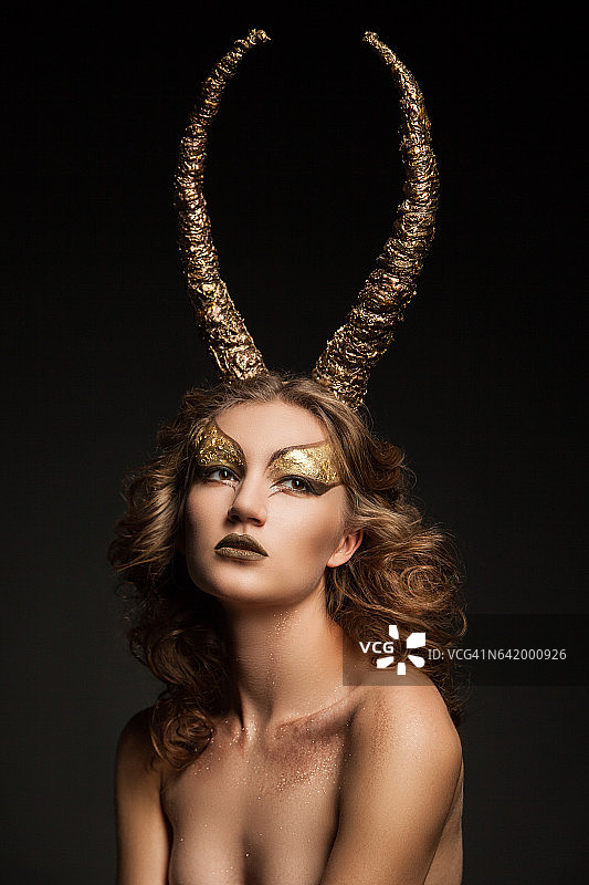 头戴金色犄角的年轻女子图片素材