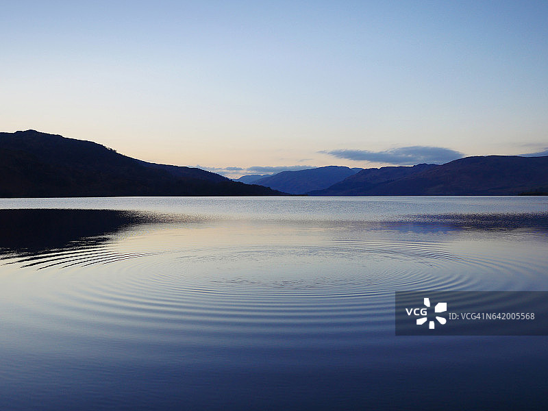 凯特琳湖卵石入水波纹（苏格兰）图片素材