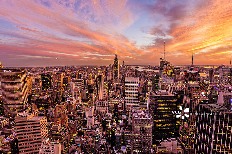 曼哈顿城市景观和帝国大厦上的美丽日落图片素材