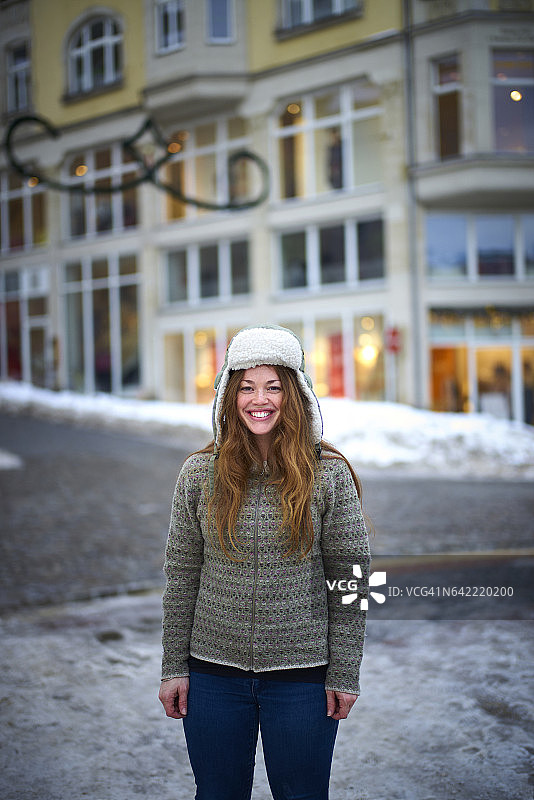 站在欧洲古镇广场上的年轻女人图片素材