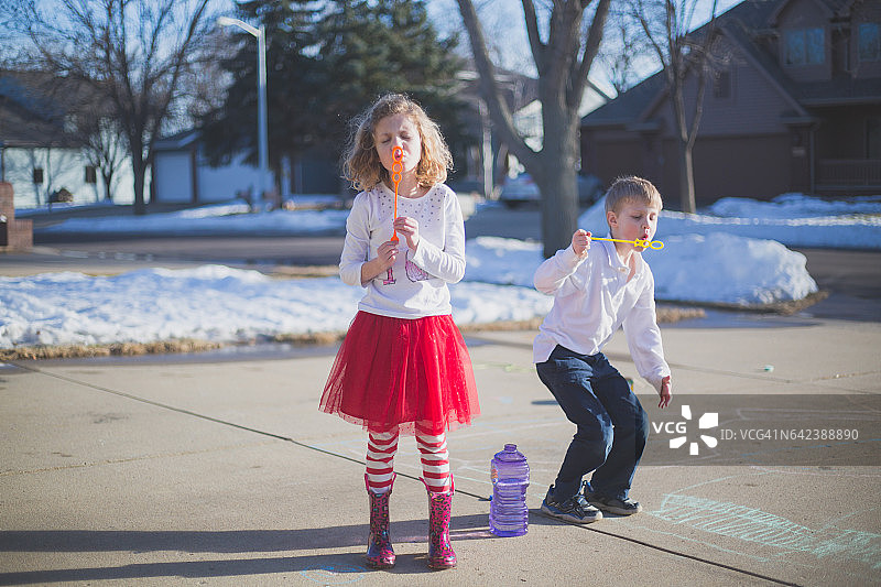 孩子们吹泡泡图片素材