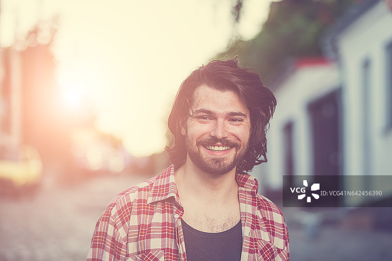 在相机前摆姿势的年轻男人图片素材