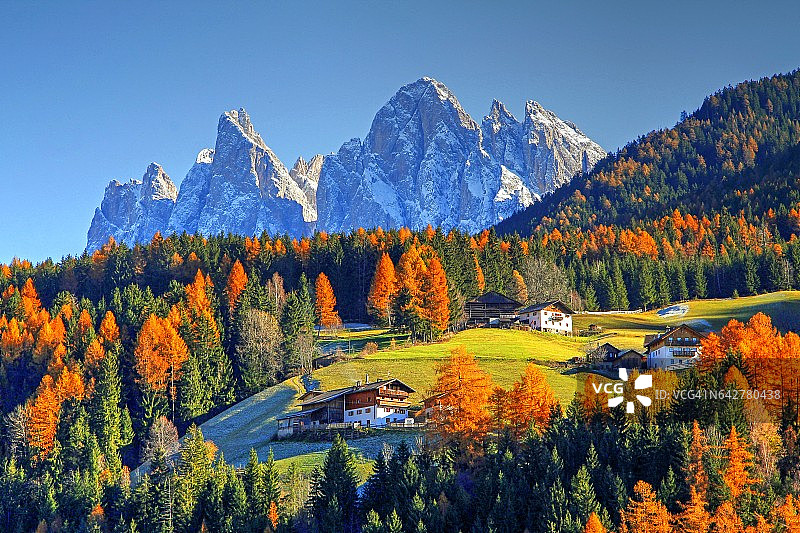 盖斯勒山脉(海拔3025米),普埃兹-盖斯勒自然公园,Villnoess山谷,特伦蒂诺-南蒂罗尔,意大利图片素材